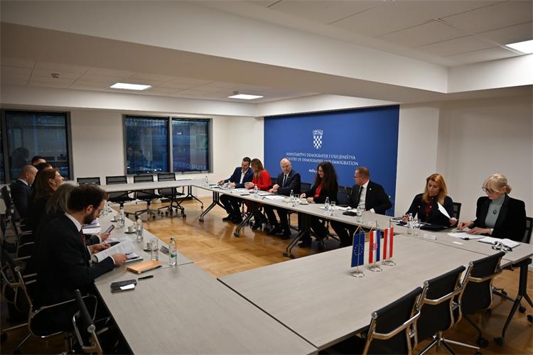 Slika /Ministar Šipić - fotografije/hrv austrija 3.jpeg